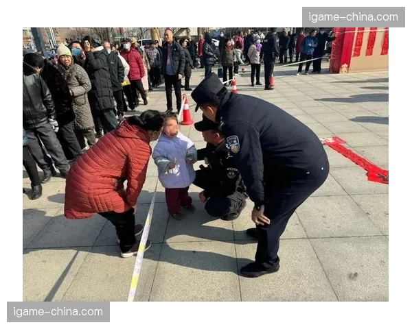 暖心花絮：看台上发现走失儿童，主场安保人员与球迷联手助其找到家人