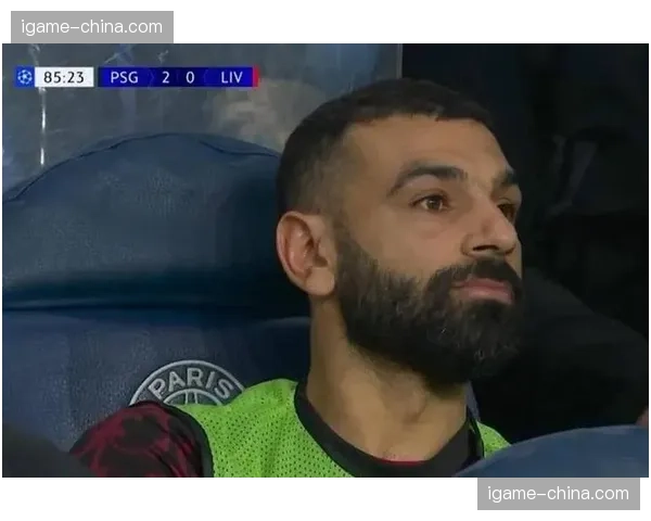 萨拉赫右路突破尝试撕开巴黎高位防线身后空当